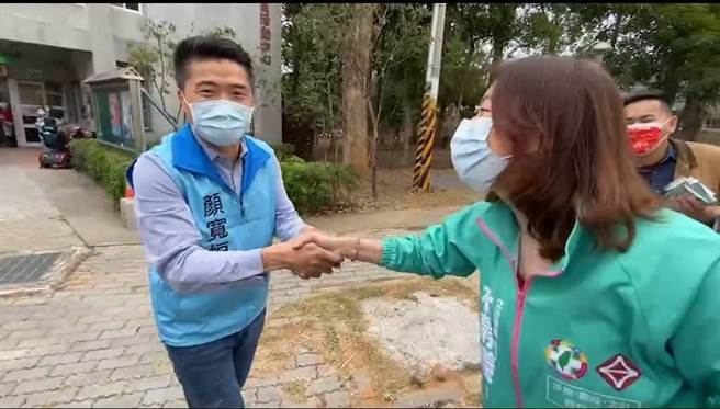顏宽恒、林静仪面带微笑握手，顏也大方跟林说「辛苦了，加油！」（民眾提供／陈淑娥台中传真）