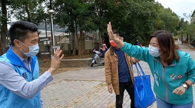 顏宽恒、林静仪面带微笑握手，顏也大方跟林说「辛苦了，加油！」（陈淑娥摄）