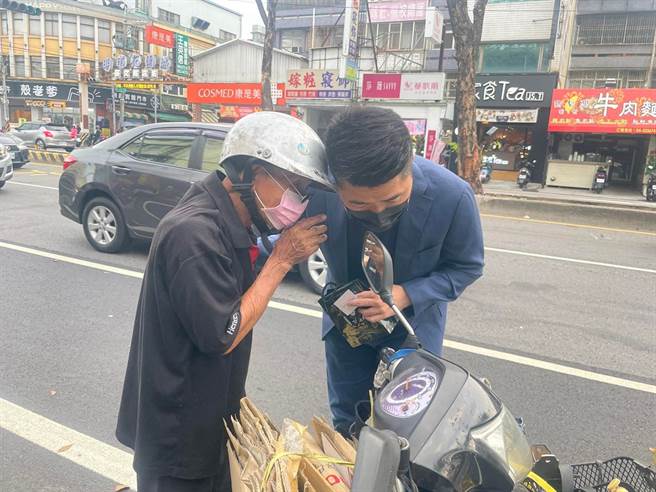 台中第二选区立委补选国民党参选人顏宽恒（右）、富比世行善英雄奖得主赵文正（左）。（图／取自顏宽恒脸书）