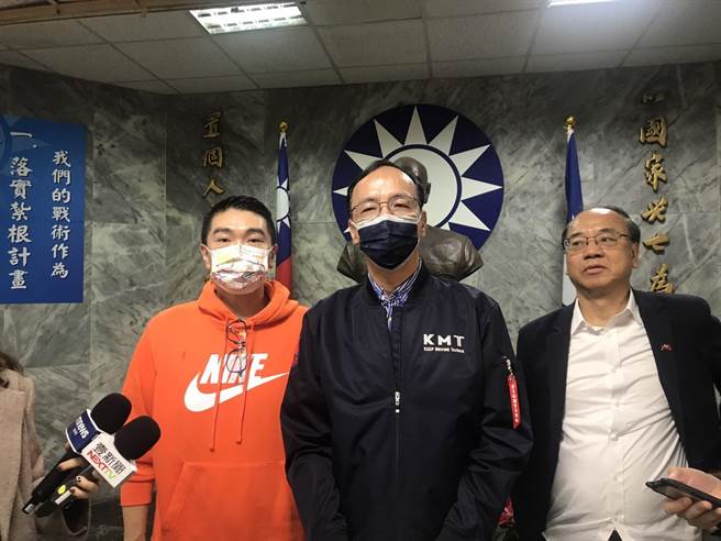 国民党主席朱立伦表示，民进党若什么都以政治性解读，两岸愈来愈不沟通，反变成恶性循环。（陈彩玲摄）