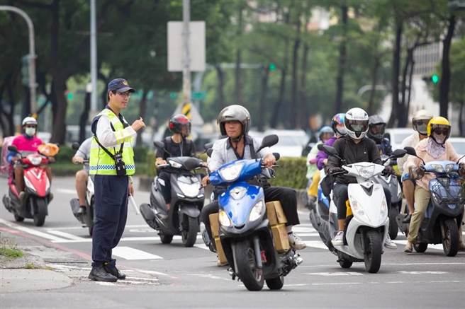 高雄薛姓机车骑士闯红灯遭员警拦停不理，事后挨罚1万1800元，不服提行政诉讼。他辩称当时警察刚换发新制服才4个月，以为是保全才不理。高雄地院採信薛男说法，判1万元拒检罚单撤销，但1800元闯红灯罚单仍须缴纳，可上诉。（本报资料照片，袁庭尧摄／袁庭尧高雄传真）