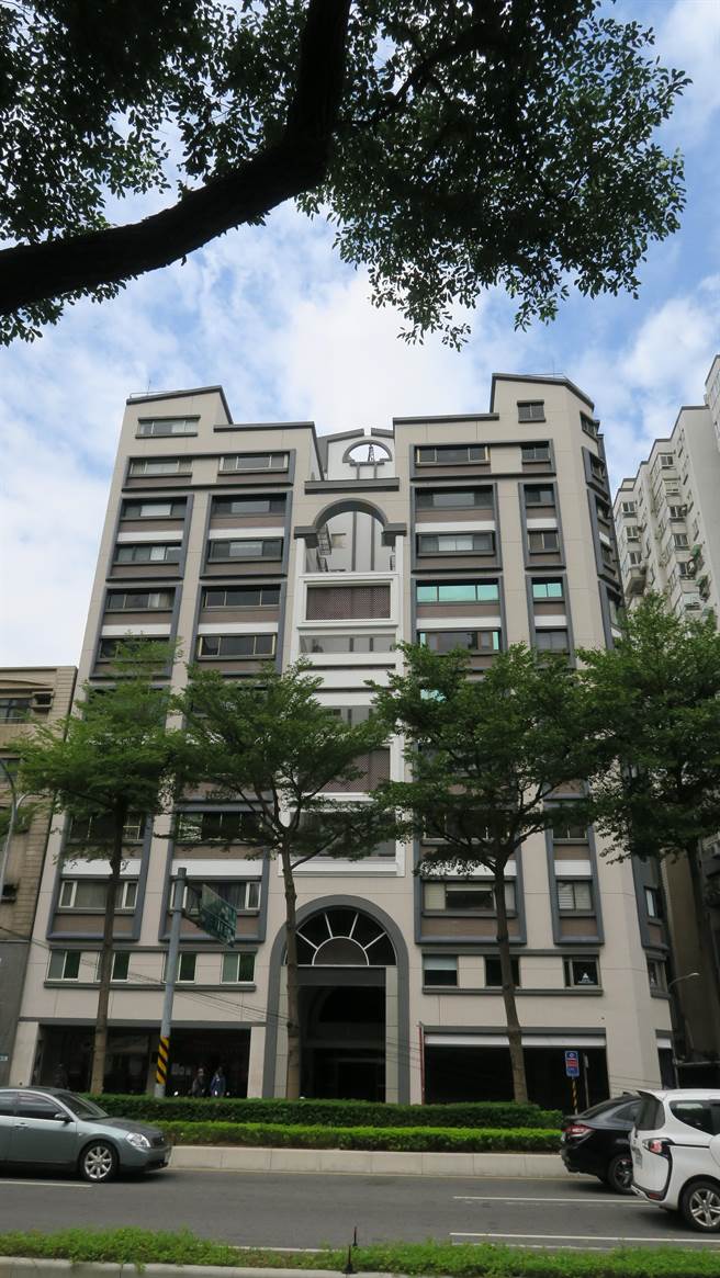 不再下磁砖雨 板桥老屋拉皮变新屋 。（新北市都更处提供）