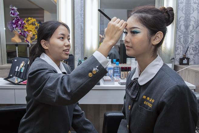 東泰高中美容科學生曾筠茹（左）參加「全國家事類技藝競賽」，50分鐘內畫好難度很高的「埃及艷后」妝，勇奪美顏組全國第10名金手獎。（羅浚濱攝）