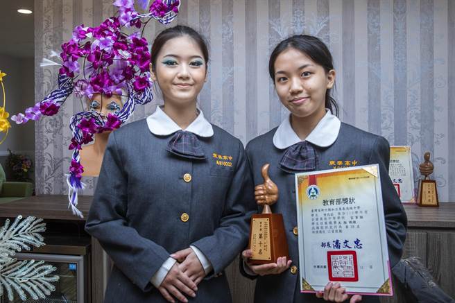 東泰高中美容科學生曾筠茹（右）參加「全國家事類技藝競賽」勇奪美顏組全國第10名金手獎，示範為模特兒（左）所畫的「埃及艷后」妝。（羅浚濱攝）