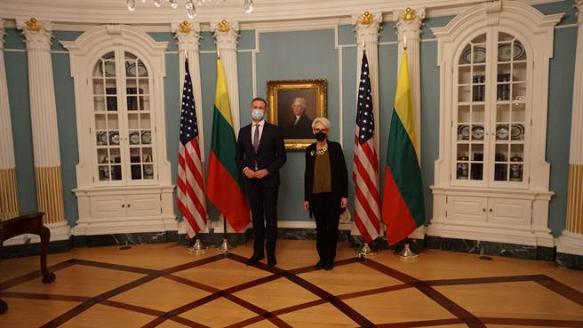 蓝斯柏吉斯会见美国副国务卿雪蔓。雪蔓除表示欢迎立陶宛来访外，还强调拥有300万人口的立陶宛，正扩大与印太地区民主国家的连结。(图/立陶宛外交部)