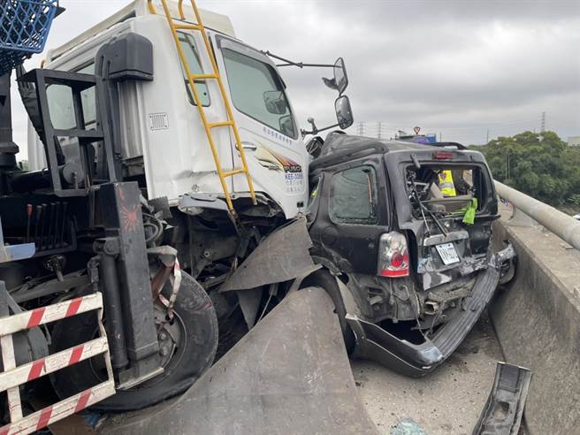 桃园市66快速道路台66东向23公里处，25日发生4车连环车祸，造成3人受伤。（翻摄照片）