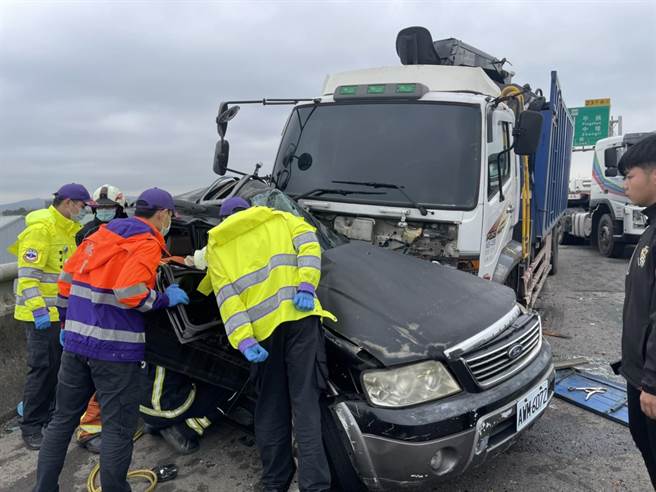 桃园市66快速道路台66东向23公里处，25日发生4车连环车祸，造成3人受伤。（翻摄照片）