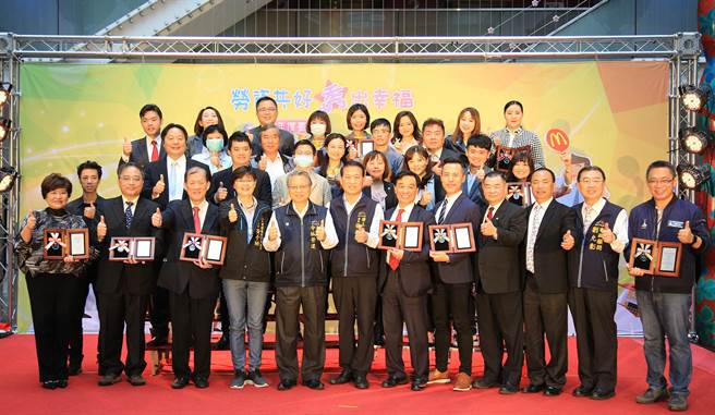 台中市政府勞工局25日於市政大樓舉辦幸福職場表揚典禮；副市長令狐榮達頒獎肯定33家幸福企業，並頒發總價值達37萬元公益性獎品，展現勞資共好的幸福職場，秀出台中職場好幸福。(陳世宗攝)