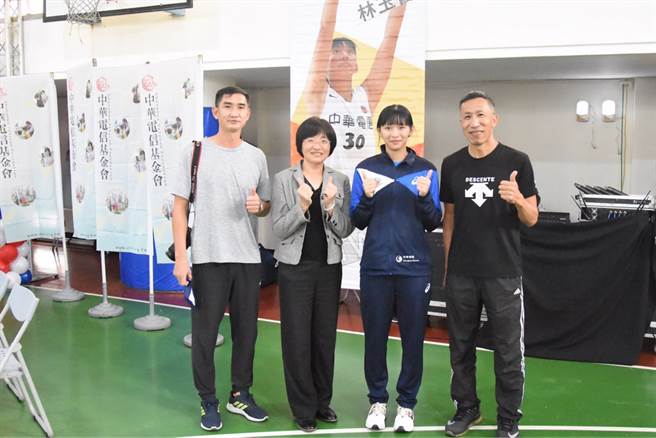 电信女篮球员林玉书(右二)今天回到母校光华国中，跟校长宋雨亲、男女篮教练合照。（中华电信女篮提供)