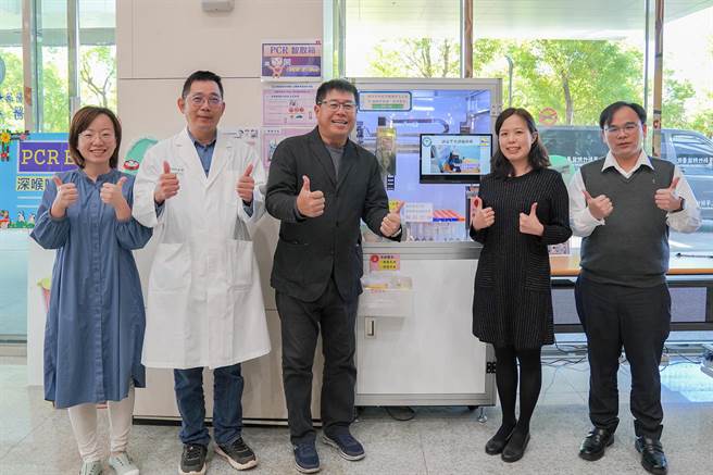 中醫大新竹附設醫院院長陳自諒（中）帶團隊研發「新冠PCR智取箱」，榮獲第18屆「國家新創獎-臨床新創獎」。（中醫大新竹附醫提供／羅浚濱新竹傳真）