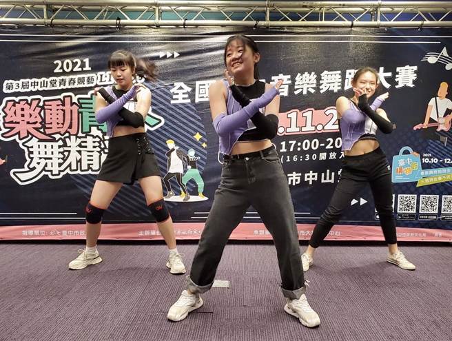 卫道高中「VDAY热舞社」的演出亮相。（陈淑芬摄）