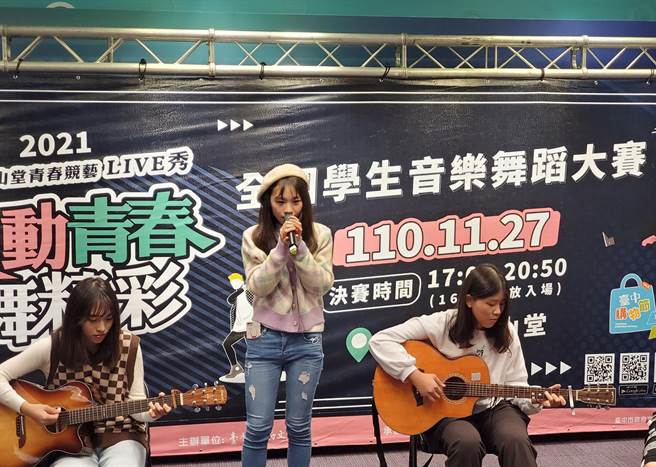 明道高中「三万带回家乐团」的助阵演出。（陈淑芬摄）