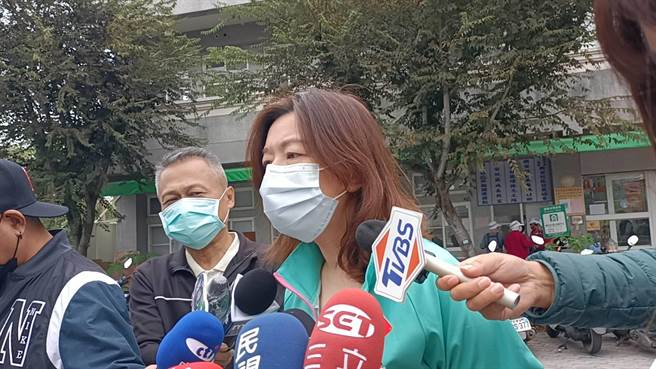 林静仪打断记者提问，反问对方「你是在问问题，还是发表意见」。（陈淑娥摄）