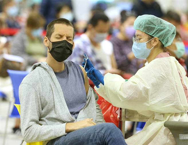 新北市接種站誤植，約1000人受影響。（圖／粘耿豪攝）