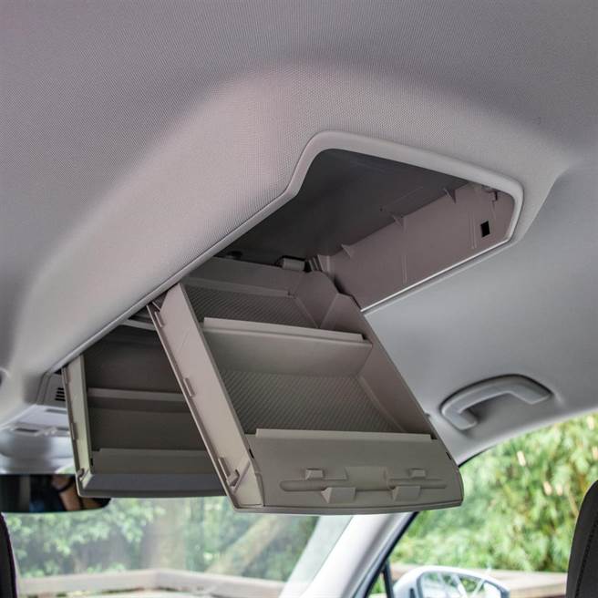 吸顶置物盒可收纳杂物。（陈大任摄）