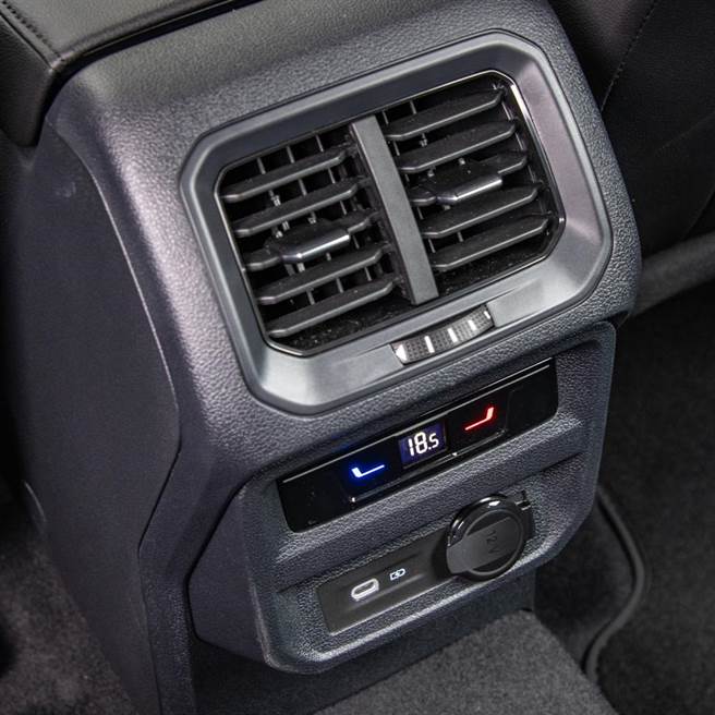 后座恒温空调，并提供充电插孔。（陈大任摄）