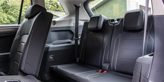 实测第三排座椅适合160cm以下乘座。（陈大任摄）