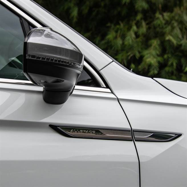 Tiguan Allspace专属银色后视镜与铭牌。（陈大任摄）