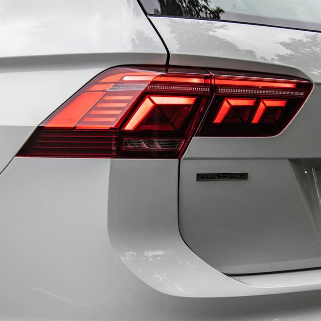 车尾专属车型铭牌。（陈大任摄）