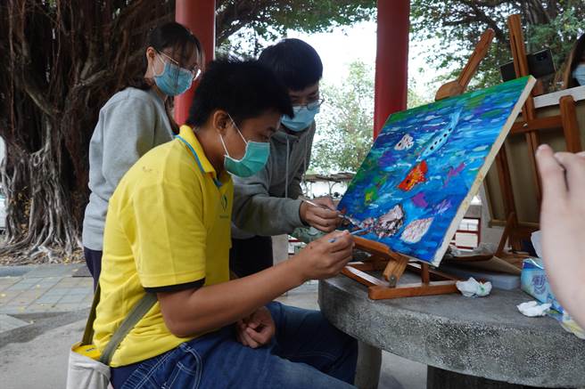 国立台东女中学生25日带领台东牧心智能发展中心憨儿在校园写生。（蔡旻妤摄）
