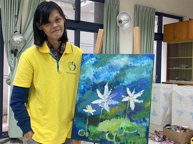 国立台东女中学生25日带领台东牧心智能发展中心憨儿在校园写生。（蔡旻妤摄）