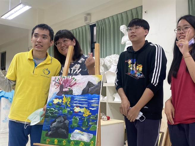国立台东女中学生25日带领台东牧心智能发展中心憨儿在校园写生。（蔡旻妤摄）
