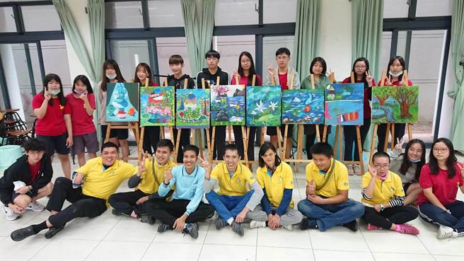 国立台东女中学生25日带领台东牧心智能发展中心憨儿在校园写生。（蔡旻妤摄）