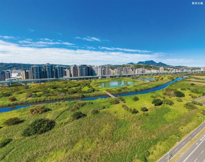 天空之邑位于万坪绿地第一排，享有无限宽广视野。(图/业者提供)