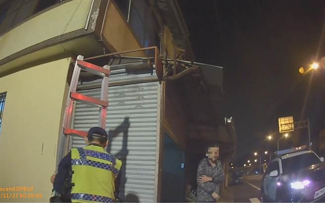 徐男掉了自家钥匙，醉倒自家门口，中市警局雾峰分局万丰派出所员警找来铝梯，爬上2楼从纱窗钻入屋内，协助开门。（黄国峰摄）