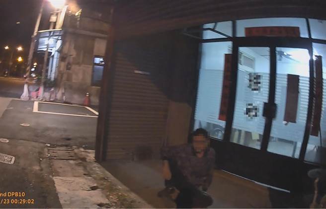 徐男掉了自家钥匙，醉倒自家门口。（黄国峰摄）