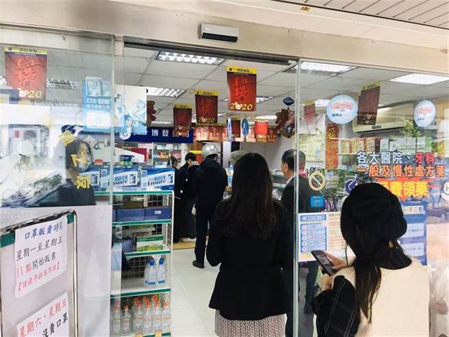 国内由于疫情影响生意变差，导致许多店家倒闭，然而有网友发现，这些倒闭的店家最后很多都改开药局。(药局示意图 资料照)
