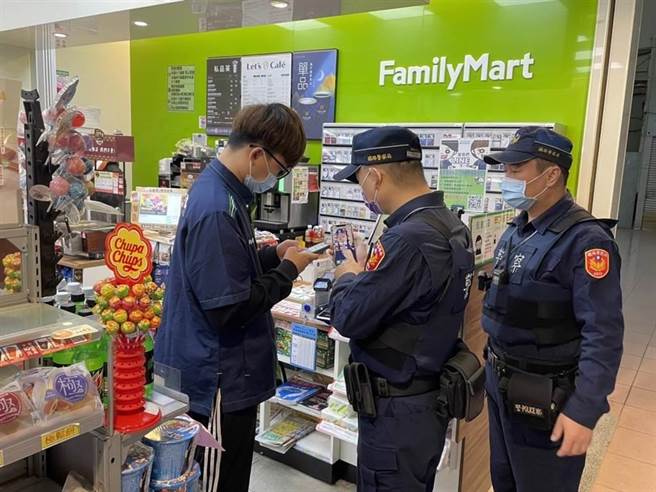 国内频传超商店员遭攻击事件，铁路警察加强巡逻密度，并教导店员下载警政APP，盼能维护店员与民眾安全。（警方提供／李忠一宜兰传真）