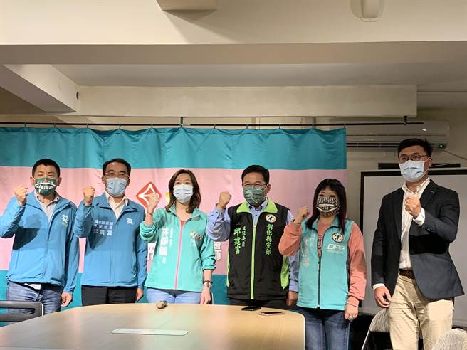民進黨各縣市黨部主委到台中二選區立委補選參選人林靜儀總部打氣，表態力挺林靜儀。(林欣儀攝)