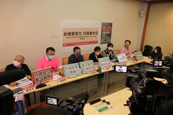 藻礁公投推動聯盟上午和國民黨立委林為洲、民眾黨立委蔡壁如、時代力量立委陳椒華、台灣蠻野心足生態協會理事長陳憲政、環境律師張譽尹共同舉行記者會。（趙婉淳攝）