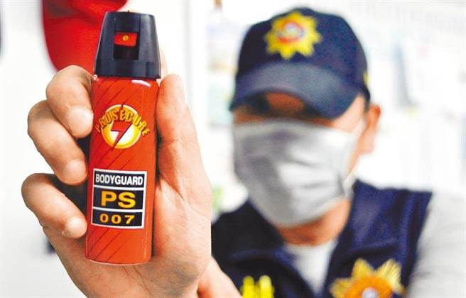 有基层员警认为配给便利店员辣椒水确实有阻吓作用。（本报资料照片）
