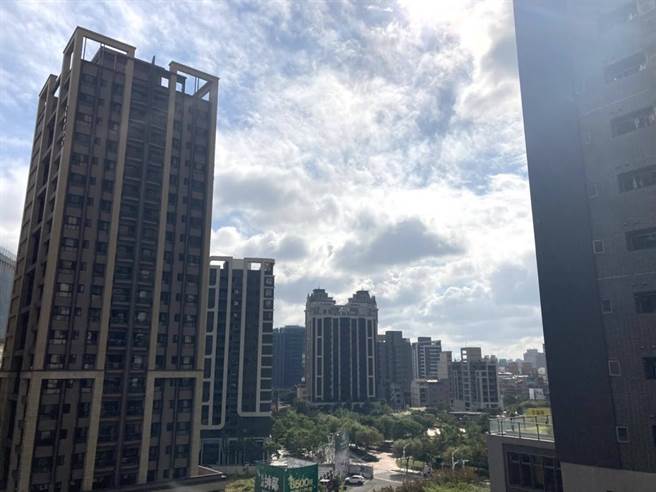 全台房价飙涨，网友好奇每月存1万能买房吗？引起热议。（图／报系资料照）