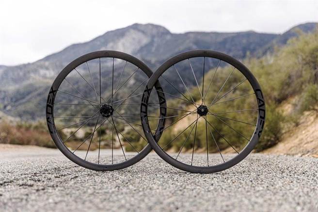  （巨大集团以CADEX 36 无内胎碟煞轮组，荣获精品奖最高荣誉金质奖肯定！图／巨大提供）