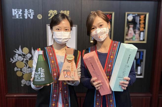 信义乡农会蝉联特优酒庄，长老说话、梅花醉、柔水等3款酒品席卷金牌奖。（廖志晃摄）