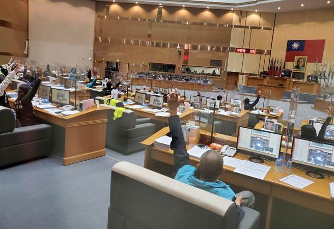 云林县2022年总预算审议今（25日）进行二、三读会，大会主席议长沈宗隆动用表决，24名议员举手过半数支持通过岁入预算366.63亿元、岁出373.79亿元。（周丽兰摄）