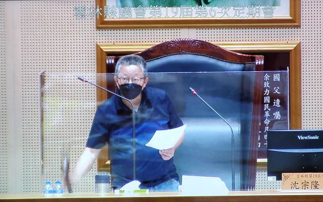 云林县议会议长沈宗隆敲下议事槌，云林县2022年总预算案审议通过三读。（周丽兰摄）