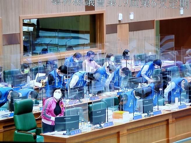 云林县长张丽善（左一）率县府所有官员起立向议员致谢支持。（周丽兰摄）