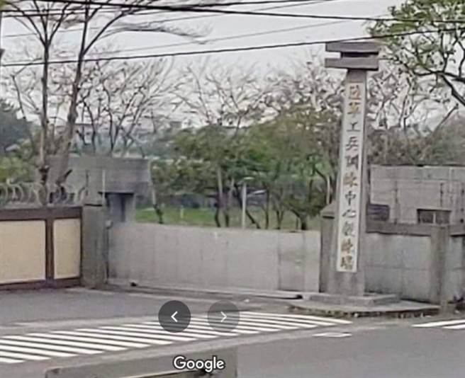 26岁蔡姓下士于17日在高雄市燕巢区陆军工兵训练中心使用钛雷火药时发生意外，遭钛雷火药炸断两根手指。军方在事发后将伤者送医，并转送国军802高雄总医院缝合。（摘自Google Maps网页／林瑞益高雄传真）