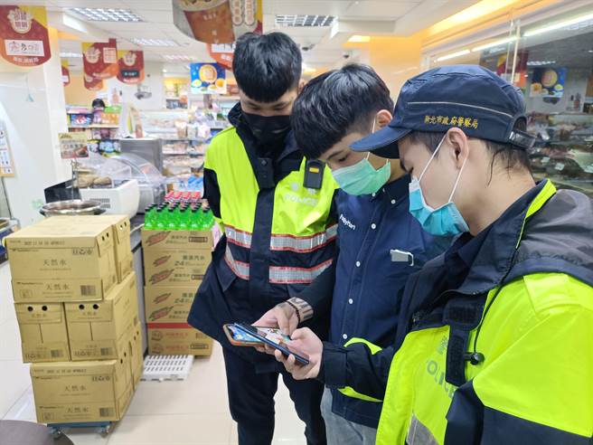下载报案App　淡水警提高见警率做超商店员的后盾（淡水警提供／戴上容新北传真）