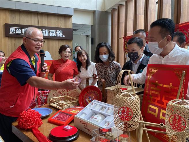 天赦竹编发展协会总干事蔡世纬（左一）向县长翁章梁介绍竹子制成的戒指。（张亦惠摄）