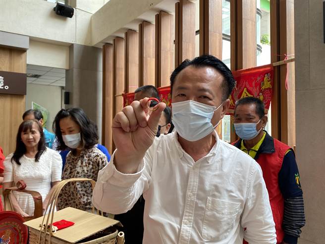 县长翁章梁讚竹戒指有质感、好看。（张亦惠摄）