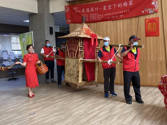 天赦竹编发展协会这次做了两顶竹编轿子。（张亦惠摄）