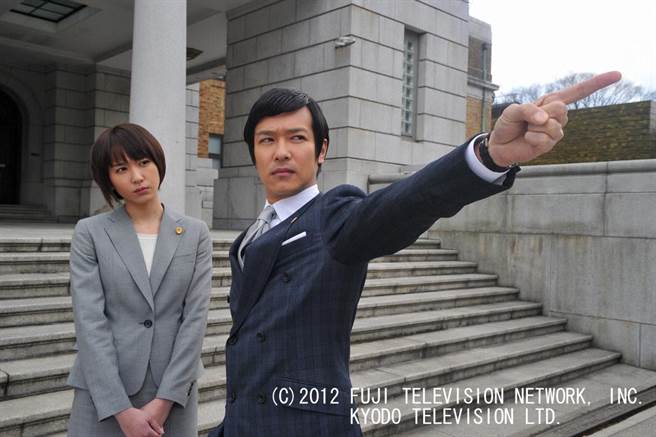 新垣结衣在《王牌大律师》与堺雅人联手伸张正义。（WAKUWAKU JAPAN提供）