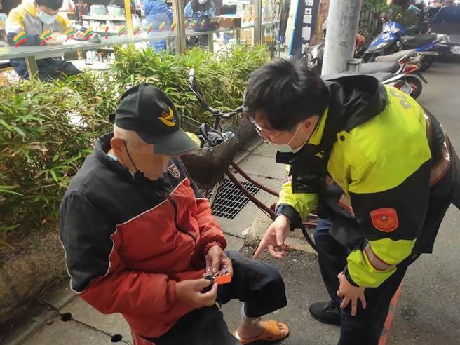 桃園市平鎮區92歲王姓老翁，24日深夜去超商購物，卻因低溫及失智症發作，竟忘了怎麼回家。（翻攝照片）