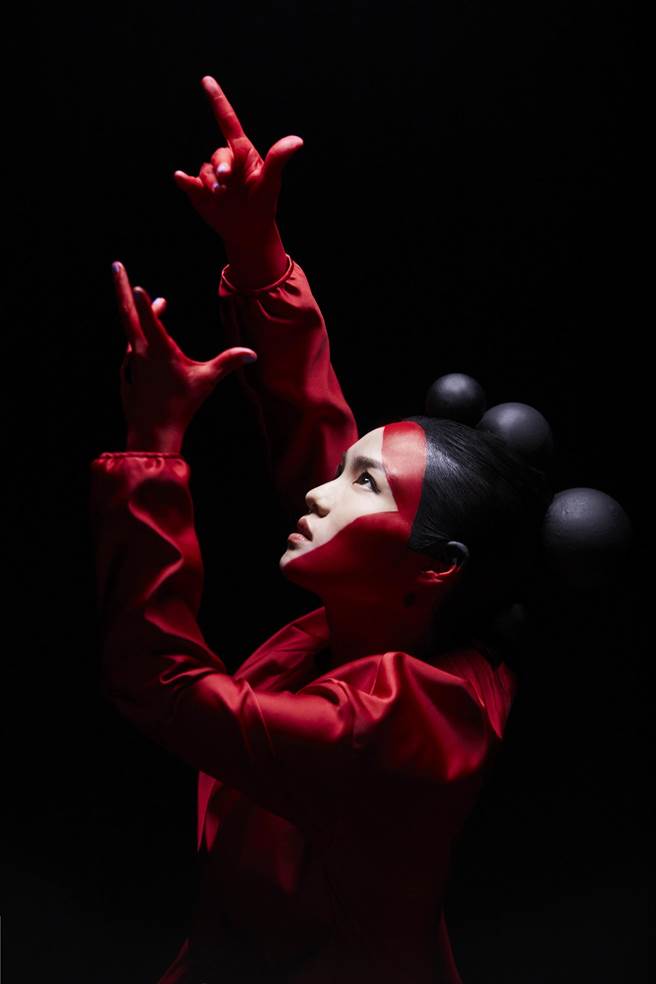 徐佳莹在新歌MV里挑战特殊妆容。（亚神音乐提供）