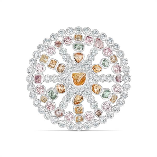 De Beers发表Reflections of Nature系列Okavango Grace medallion胸针。（De Beers提供）